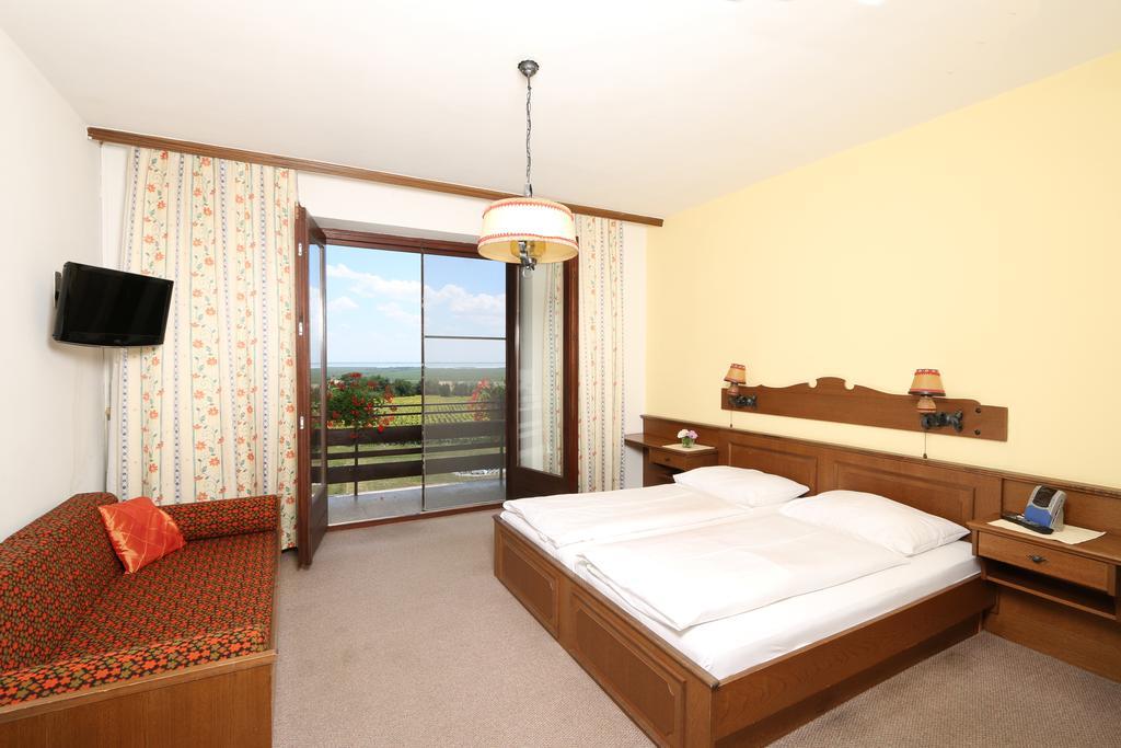 Gasthof-Pension Wein Breitenbrunn  Bilik gambar